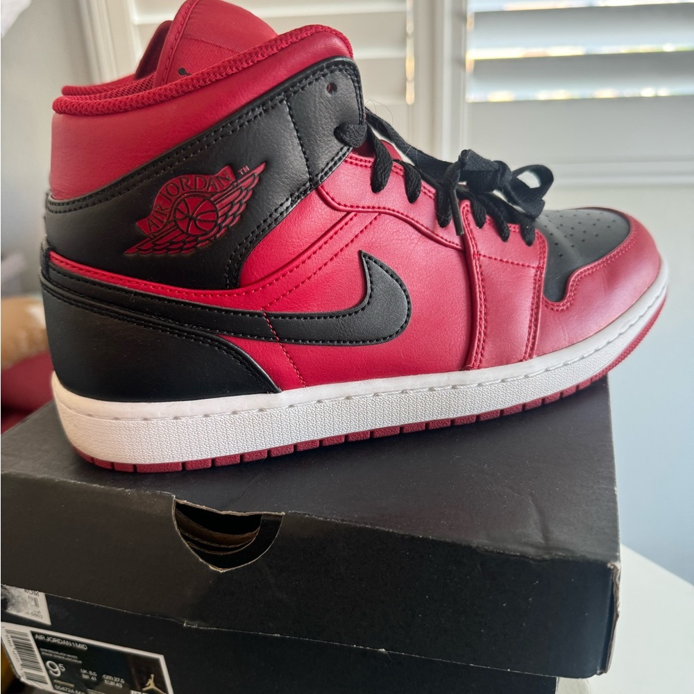 Nike air Jordan 1 mid (men’s)